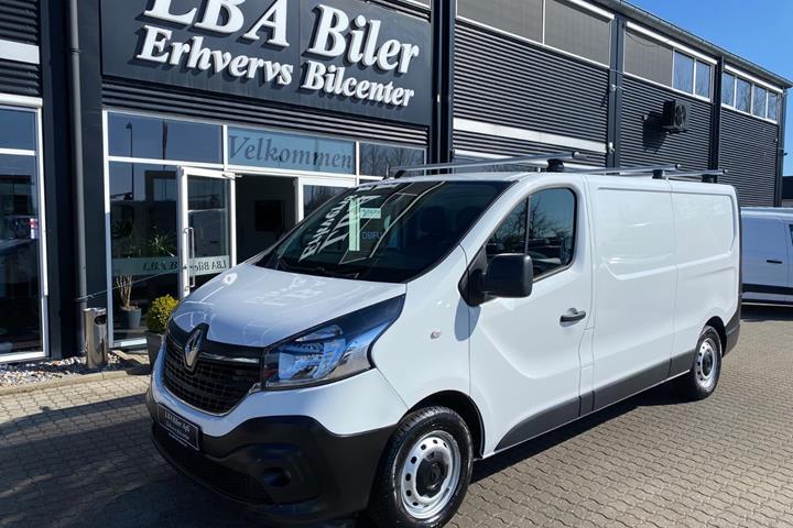 Hvid Renault Trafic T29 fra 2021 set udefra