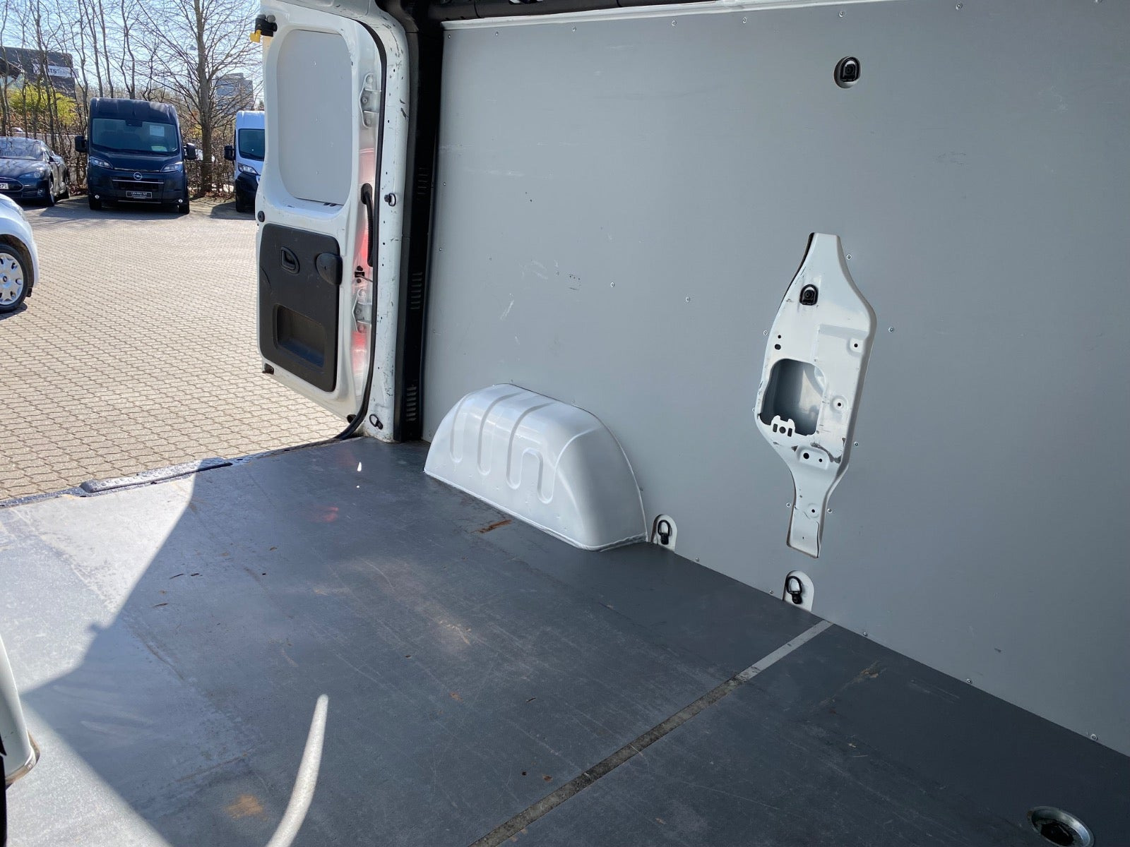Hvid Renault Trafic T29 fra 2021