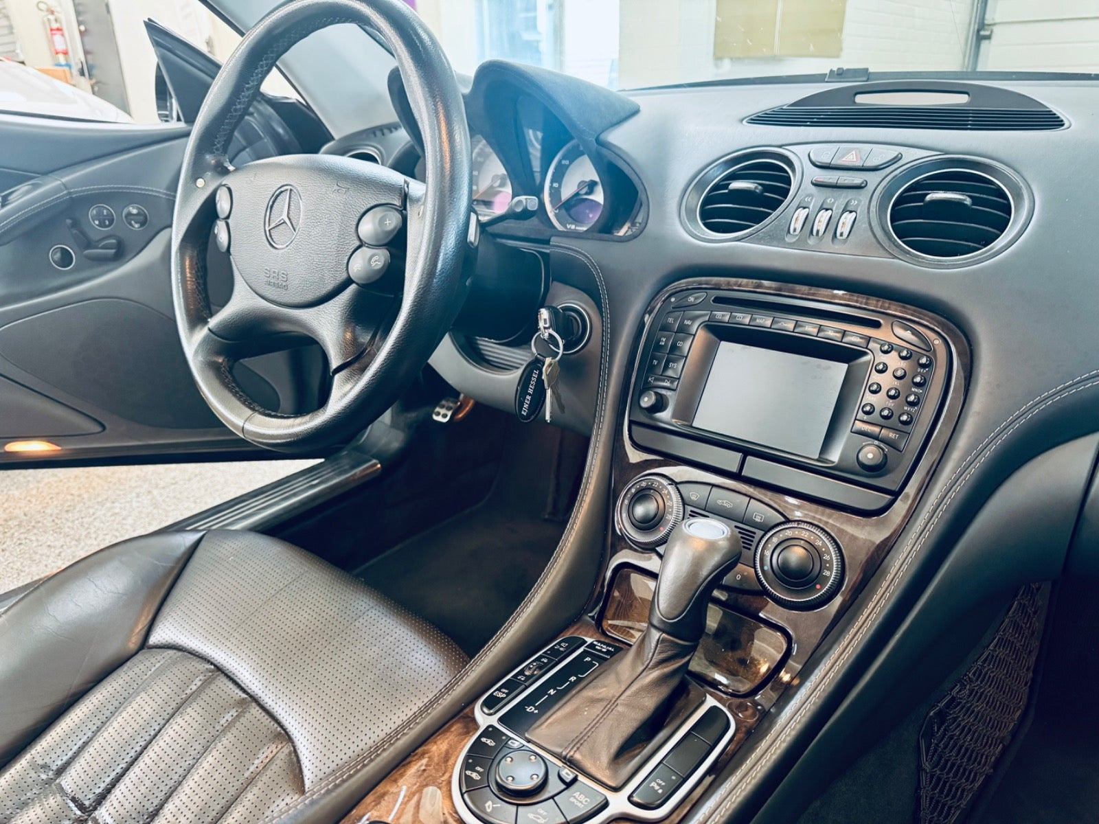 Sort Mercedes SL55 fra 2003 set indefra