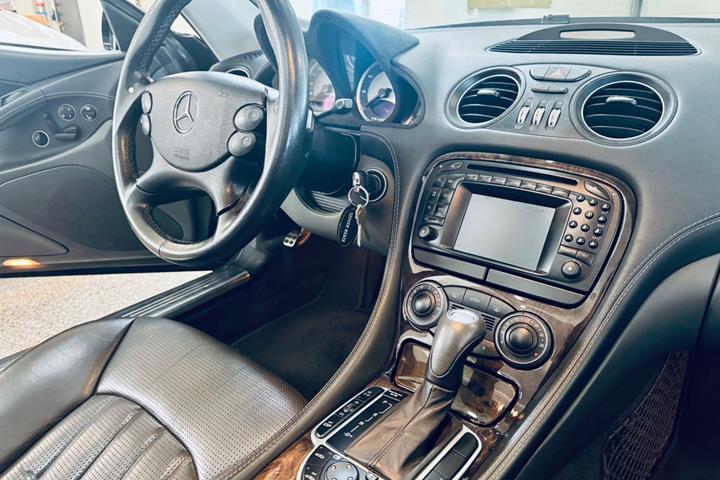 Sort Mercedes SL55 fra 2003 set indefra