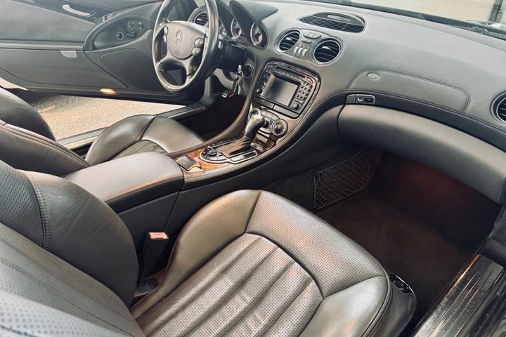 Sort Mercedes SL55 fra 2003 set indefra