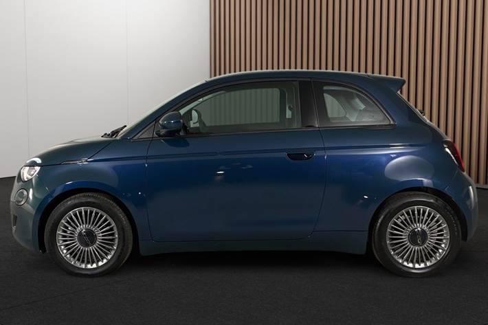 Blå Fiat 500e fra 2022