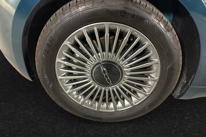 Blå Fiat 500e fra 2022