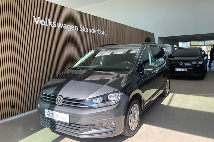 Grå VW Touran fra 2020