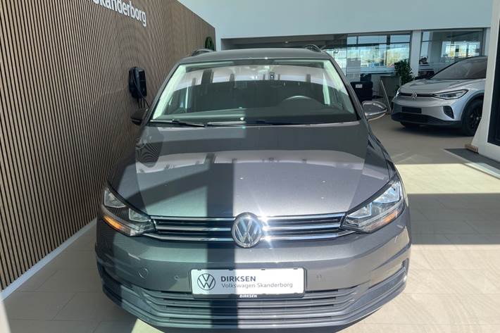 Grå VW Touran fra 2020