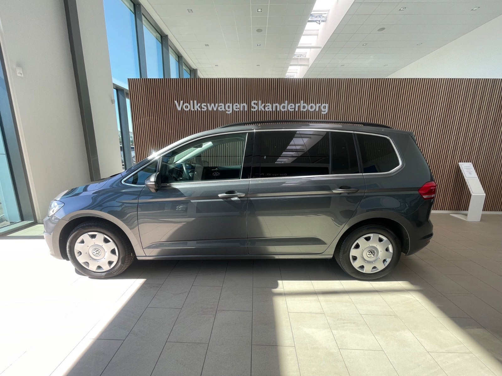 Grå VW Touran fra 2020