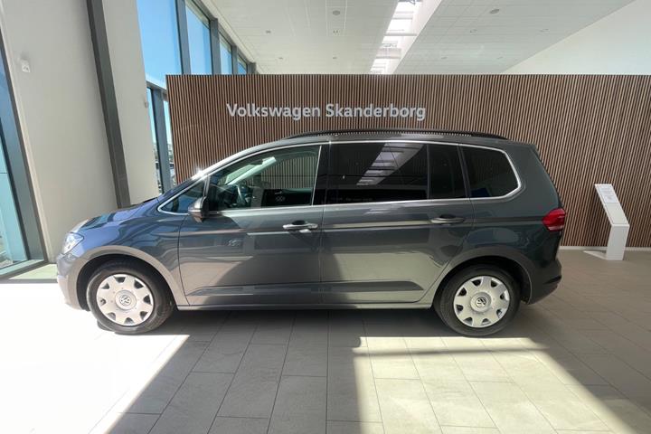 Grå VW Touran fra 2020