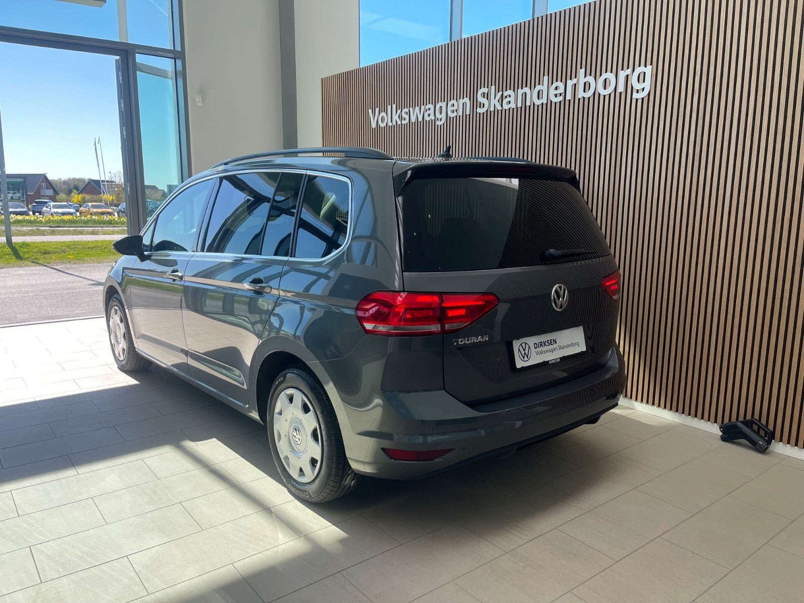 Grå VW Touran fra 2020