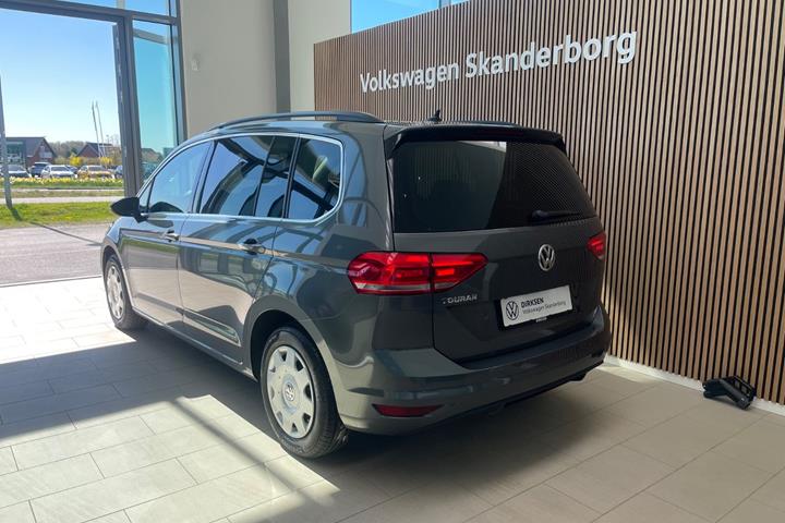 Grå VW Touran fra 2020