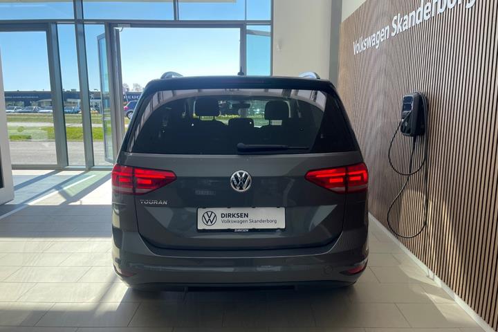 Grå VW Touran fra 2020