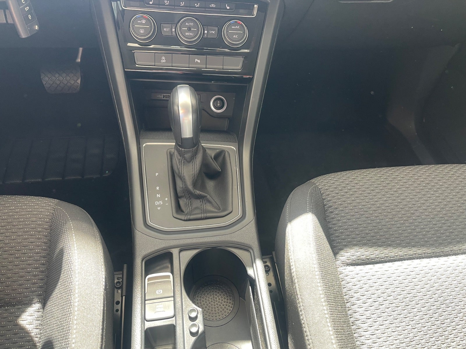 Grå VW Touran fra 2020
