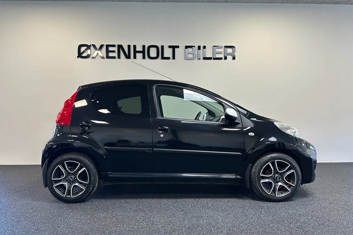 Sort Peugeot 107 fra 2011