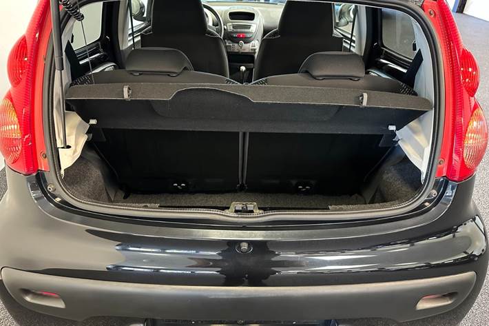 Sort Peugeot 107 fra 2011