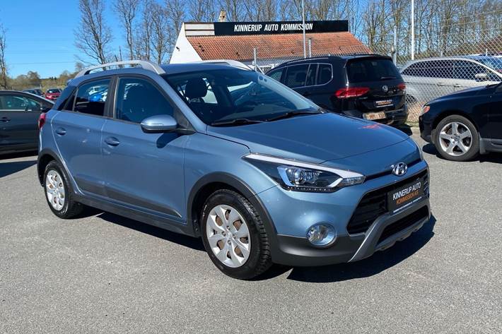 Blå Hyundai i20 fra 2017