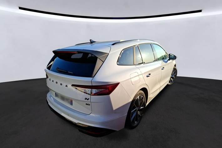 Hvid Skoda Enyaq fra 2022