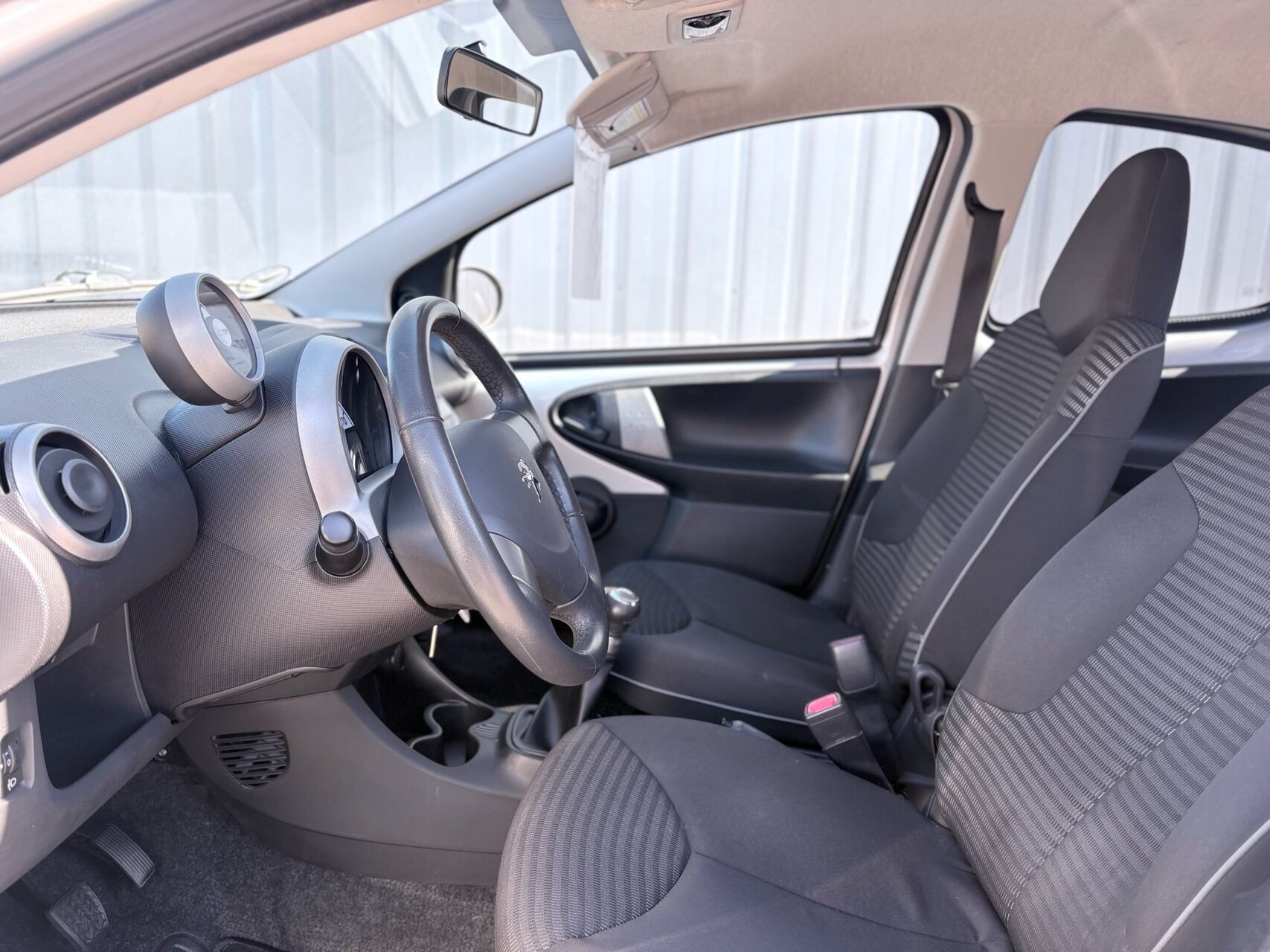 Sølv Peugeot 107 fra 2012