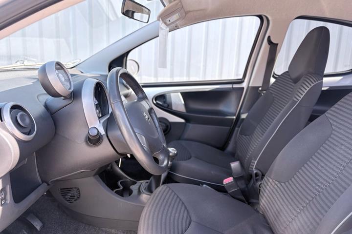 Sølv Peugeot 107 fra 2012