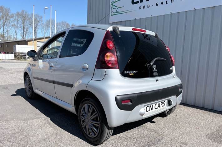 Sølv Peugeot 107 fra 2012