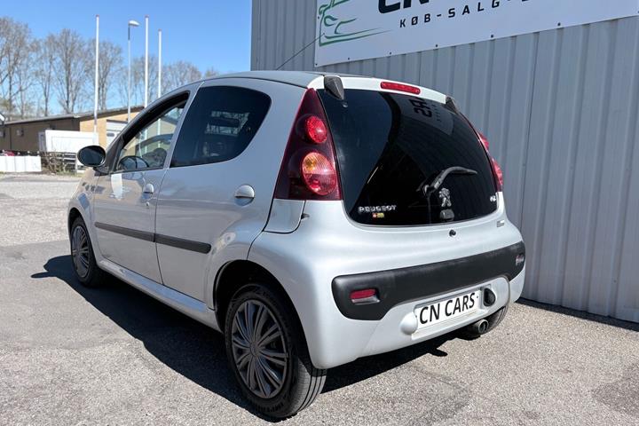 Sølv Peugeot 107 fra 2012