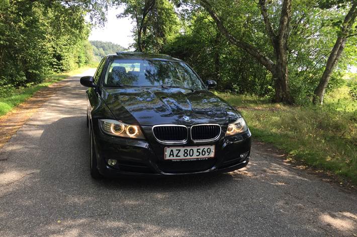 Sort BMW 320i fra 2009