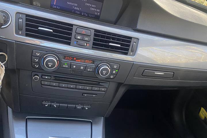 Sort BMW 320i fra 2009