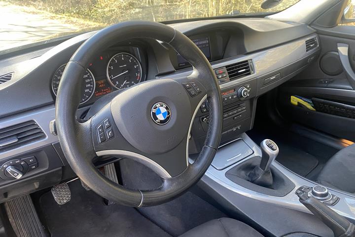 Sort BMW 320i fra 2009