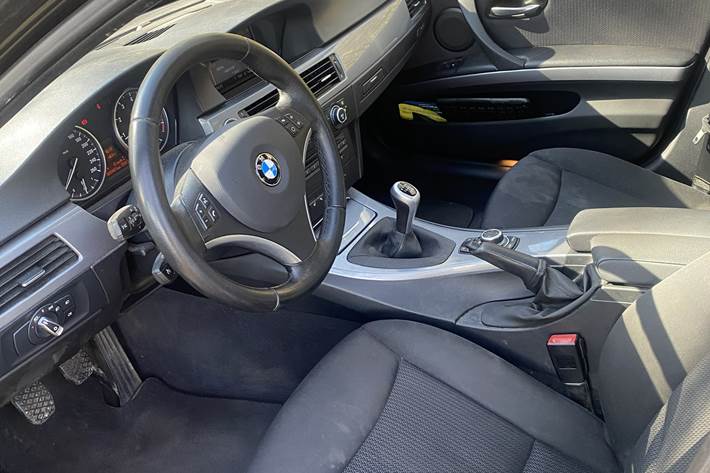 Sort BMW 320i fra 2009
