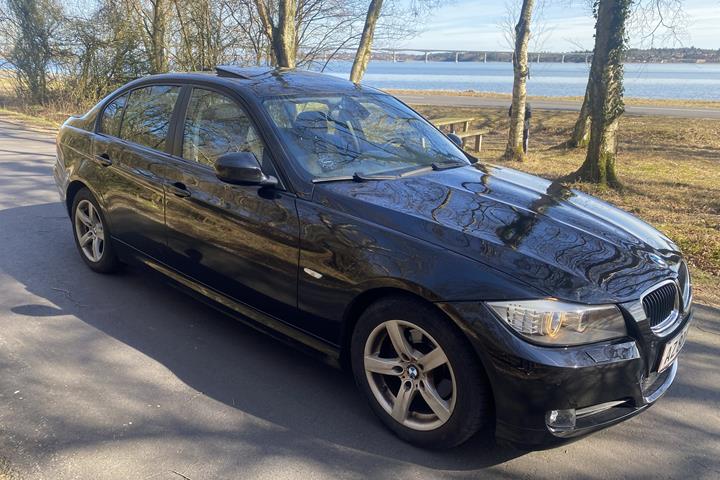 Sort BMW 320i fra 2009