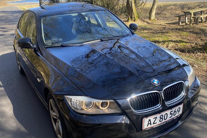 Sort BMW 320i fra 2009