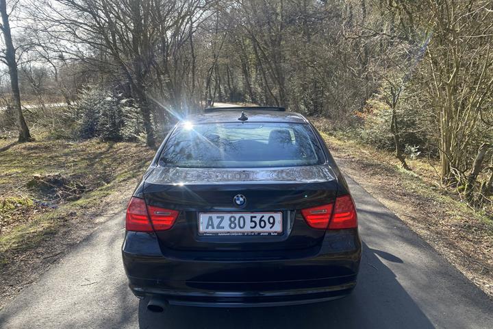 Sort BMW 320i fra 2009