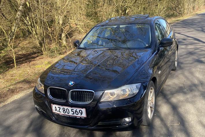 Sort BMW 320i fra 2009