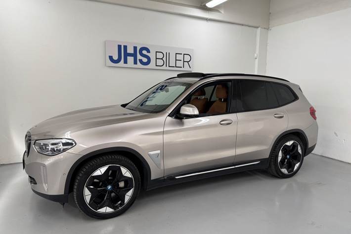 Orange BMW iX3 fra 2021 set udefra