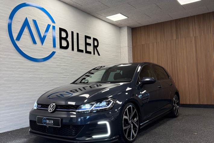 Grå VW Golf VII fra 2019