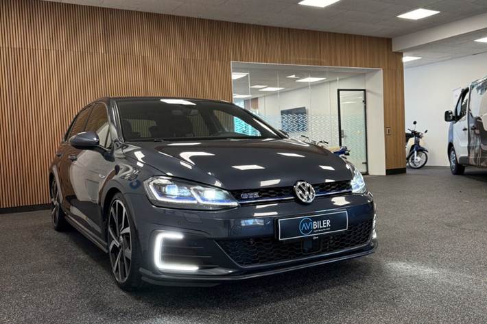 Grå VW Golf VII fra 2019