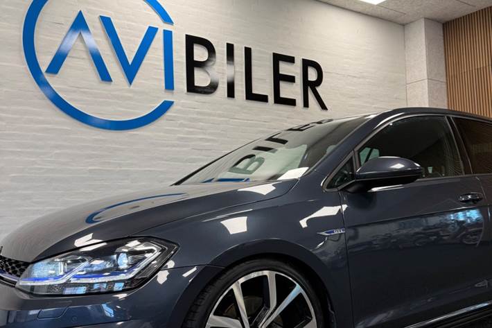 Grå VW Golf VII fra 2019