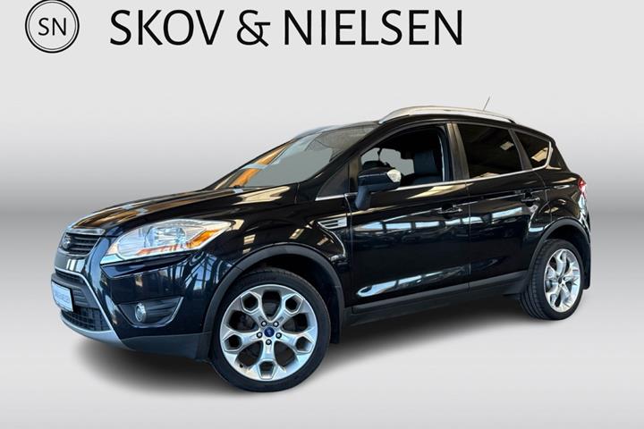 Blå Ford Kuga fra 2011 set udefra