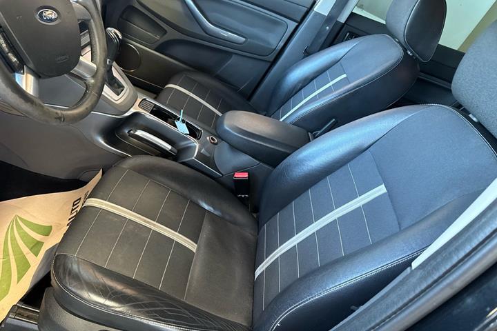 Blå Ford Kuga fra 2011