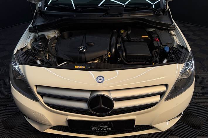 Hvid Mercedes B200 fra 2013