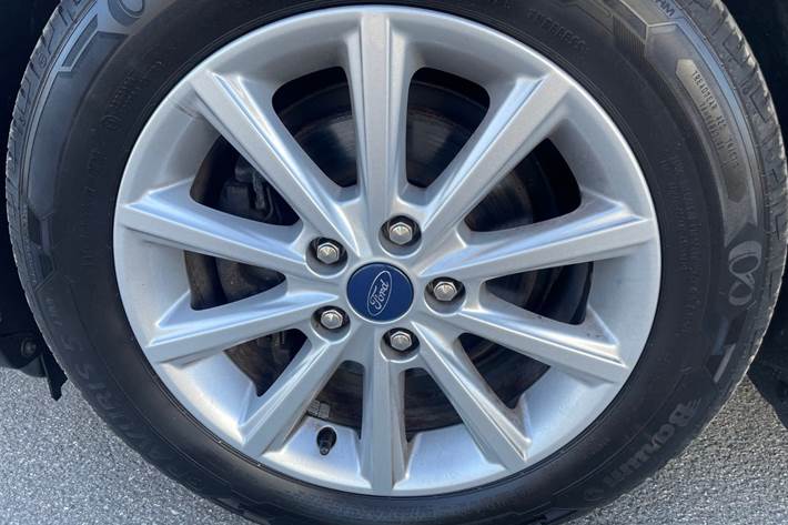 Beige Ford C-MAX fra 2019