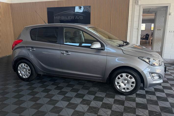 Grå Hyundai i20 fra 2013
