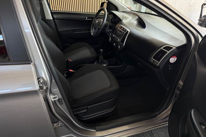 Grå Hyundai i20 fra 2013
