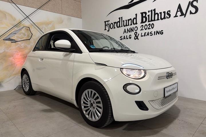 Hvid Fiat 500e fra 2023 set udefra