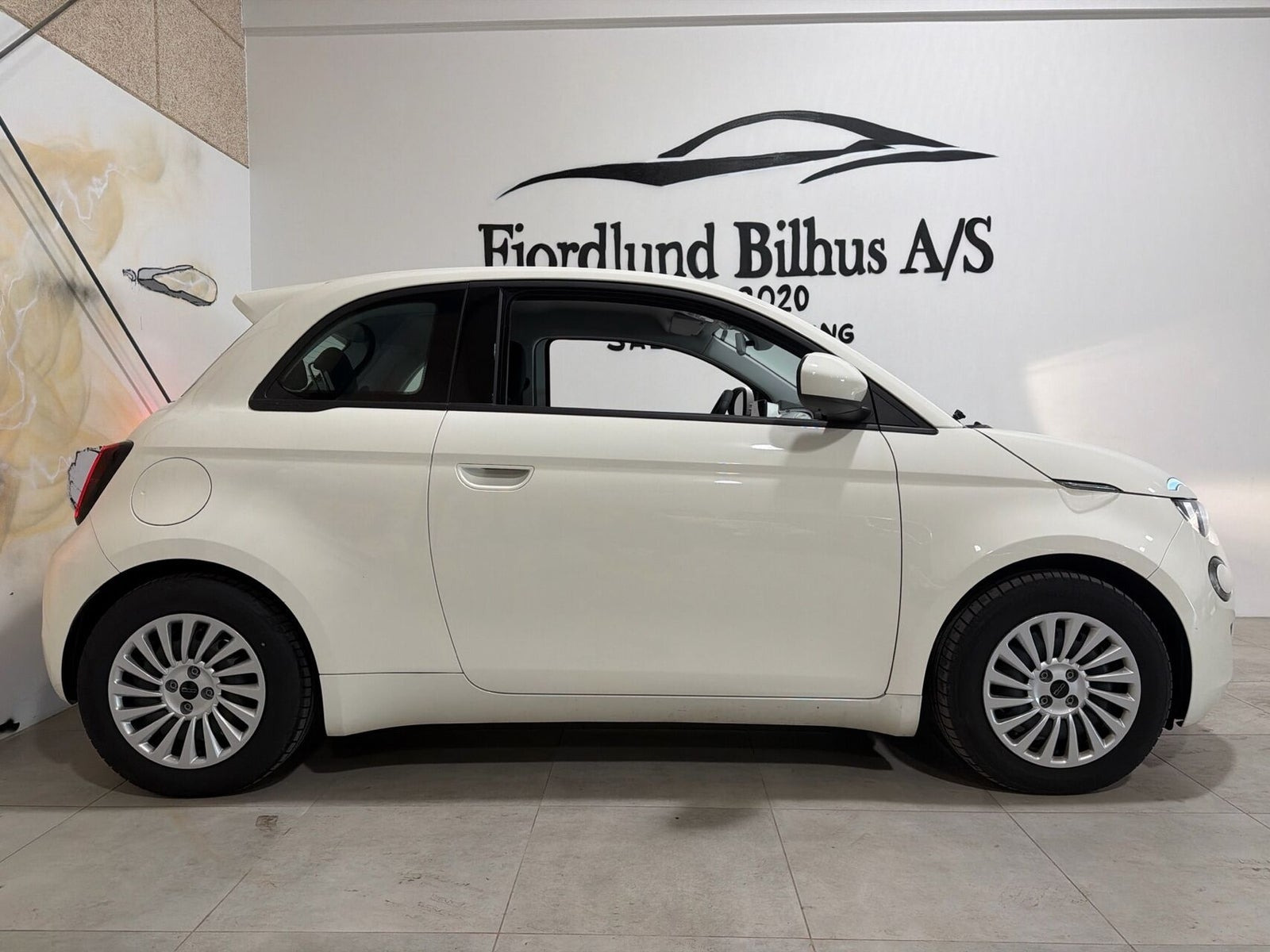 Hvid Fiat 500e fra 2023