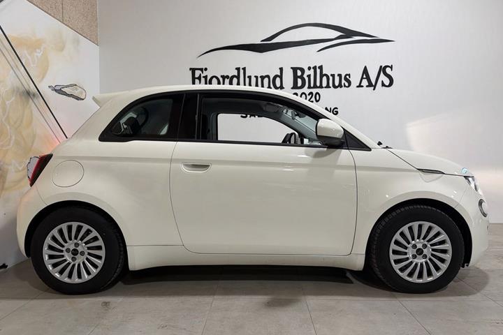 Hvid Fiat 500e fra 2023