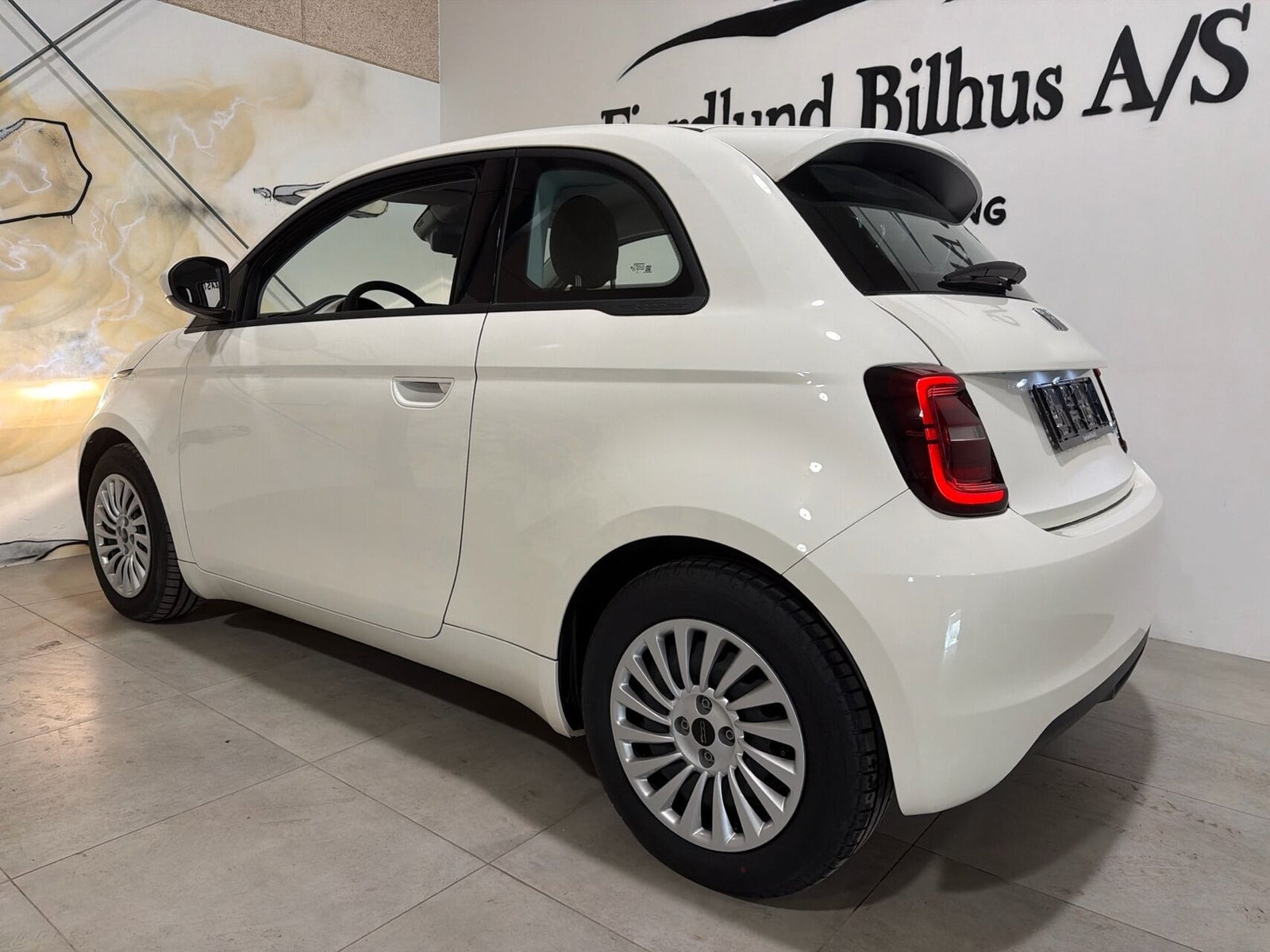 Hvid Fiat 500e fra 2023