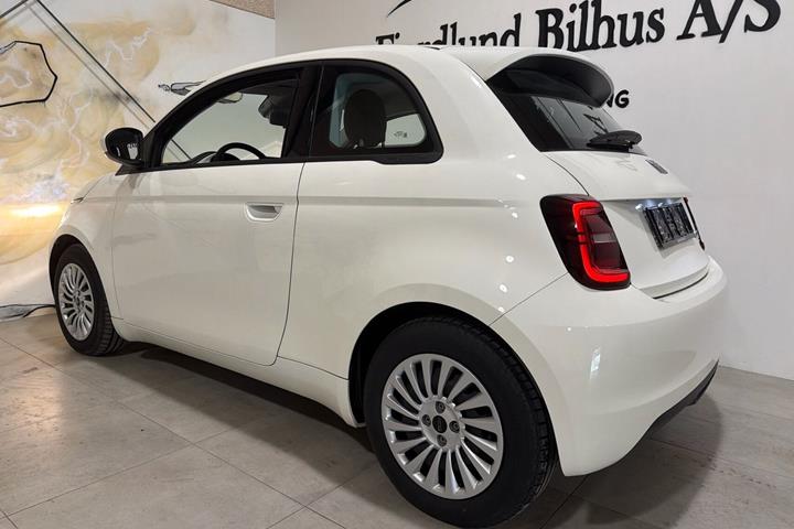 Hvid Fiat 500e fra 2023