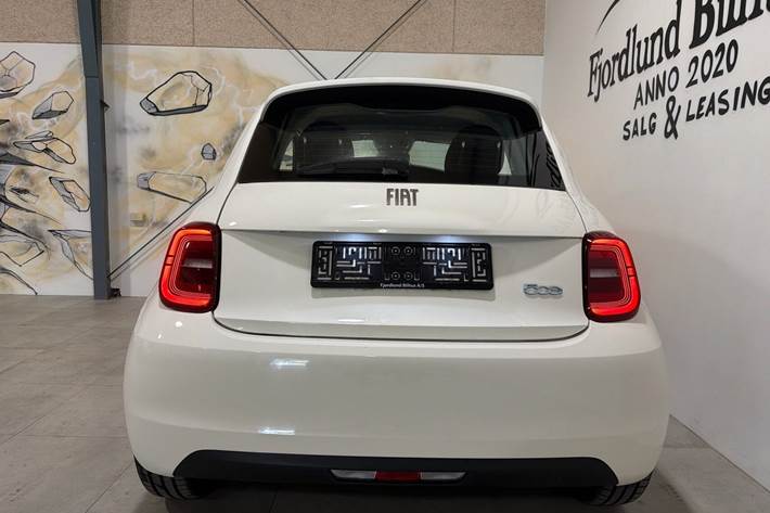 Hvid Fiat 500e fra 2023