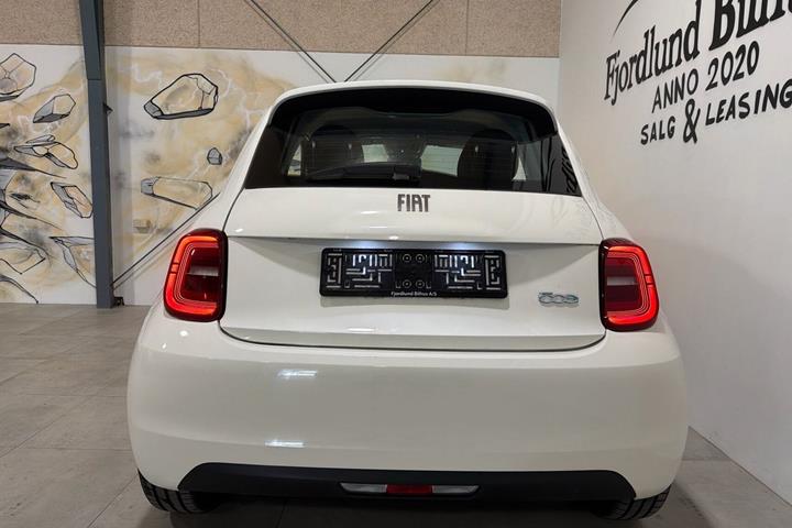 Hvid Fiat 500e fra 2023