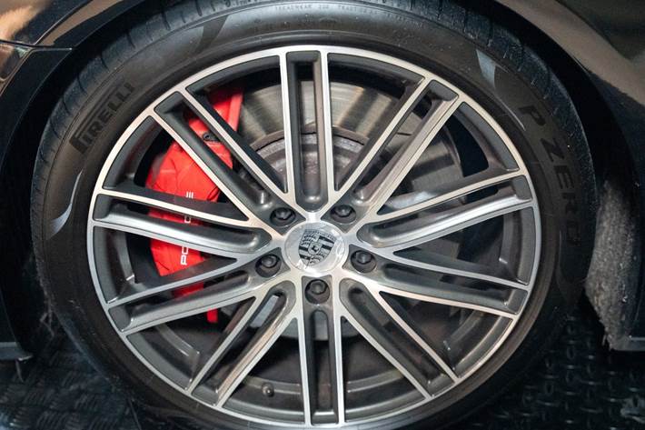 Sort Porsche Panamera Turbo fra 2017