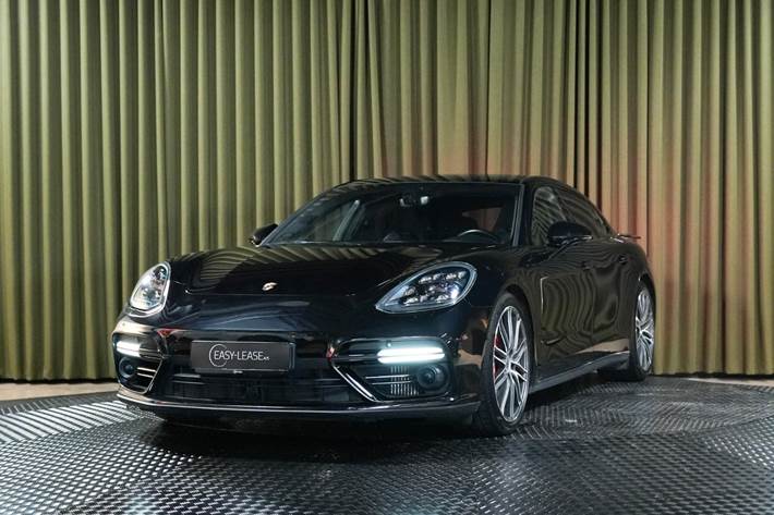 Sort Porsche Panamera Turbo fra 2017
